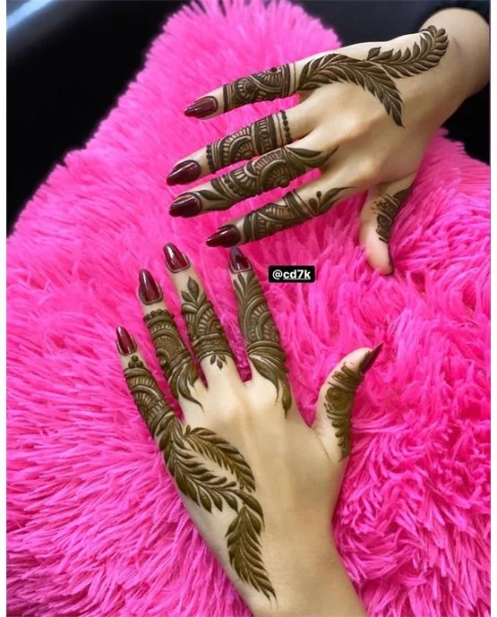 Spiral Droplet Trail On Back Finger Mehndi Design